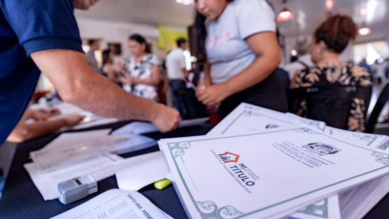 "Esto no es solo un acto de entrega de títulos, es un acto de amor", dijo Passalacqua en Santa Ana imagen-6