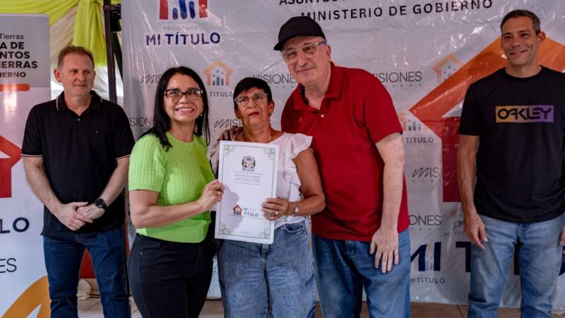 "Esto no es solo un acto de entrega de títulos, es un acto de amor", dijo Passalacqua en Santa Ana imagen-10