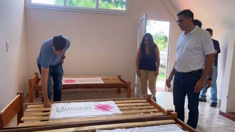 Muebles hechos con madera decomisada: Ecología entregó mobiliario al Club Yabebirí tras un convenio con Deportes imagen-50
