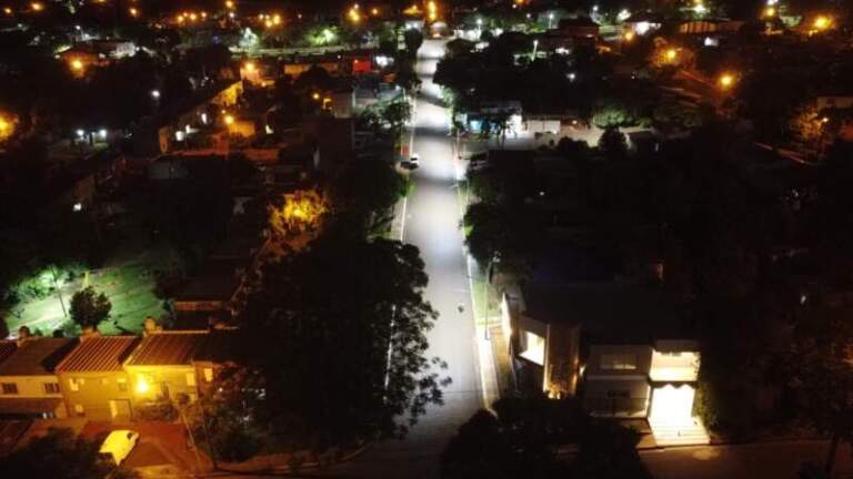 El Municipio de Alem avanza con el recambio de luminarias LED en las calles República Argentina y Alvear imagen-46