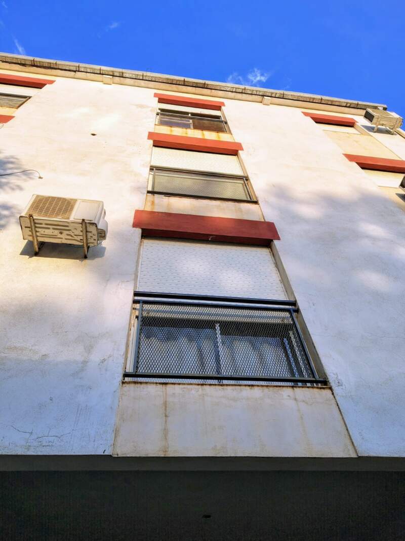 Un hombre fue hallado sin vida tras caer de un tercer piso y su primo fue detenido en la investigación imagen-6