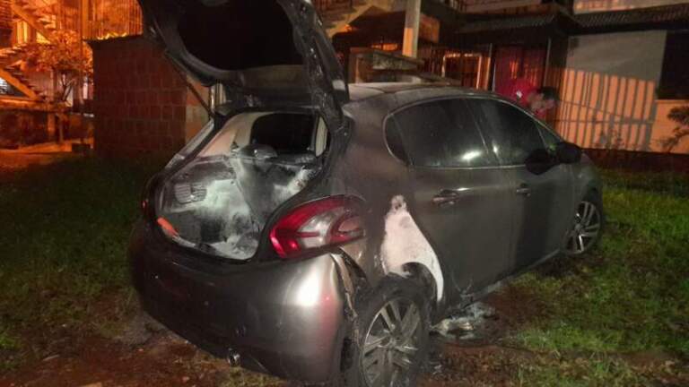 Arrojaron una botella con combustible y provocaron un incendio en dos autos en Posadas imagen-43