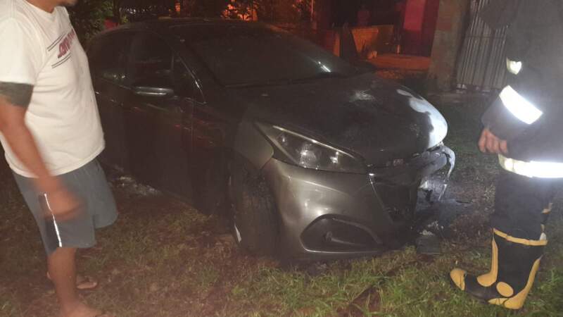 Arrojaron una botella con combustible y provocaron un incendio en dos autos en Posadas imagen-2