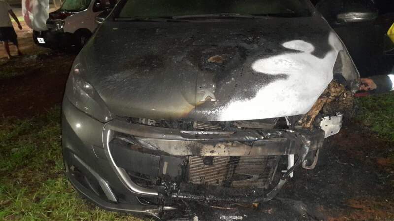 Arrojaron una botella con combustible y provocaron un incendio en dos autos en Posadas imagen-6