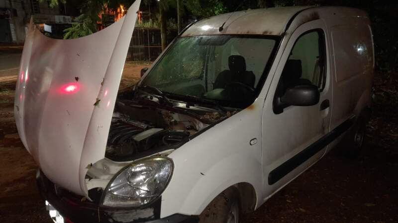 Arrojaron una botella con combustible y provocaron un incendio en dos autos en Posadas imagen-4