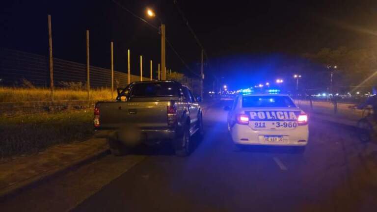 Detectaron a un conductor ebrio detenido en medio de la colectora del Acceso Sur imagen-3