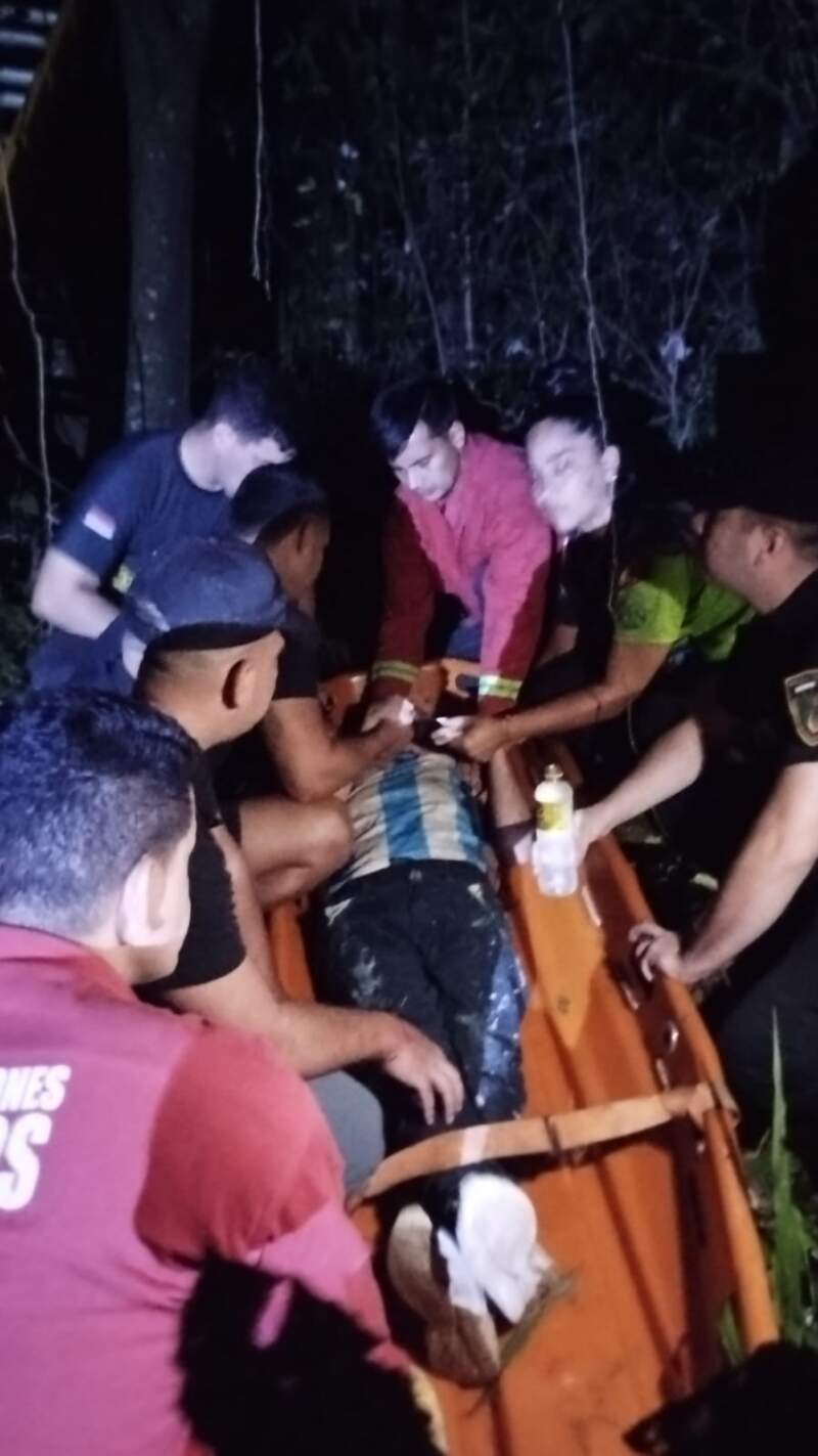 Dramático operativo policial en Posadas: evitaron que un hombre subido a un árbol atentara contra su vida imagen-14