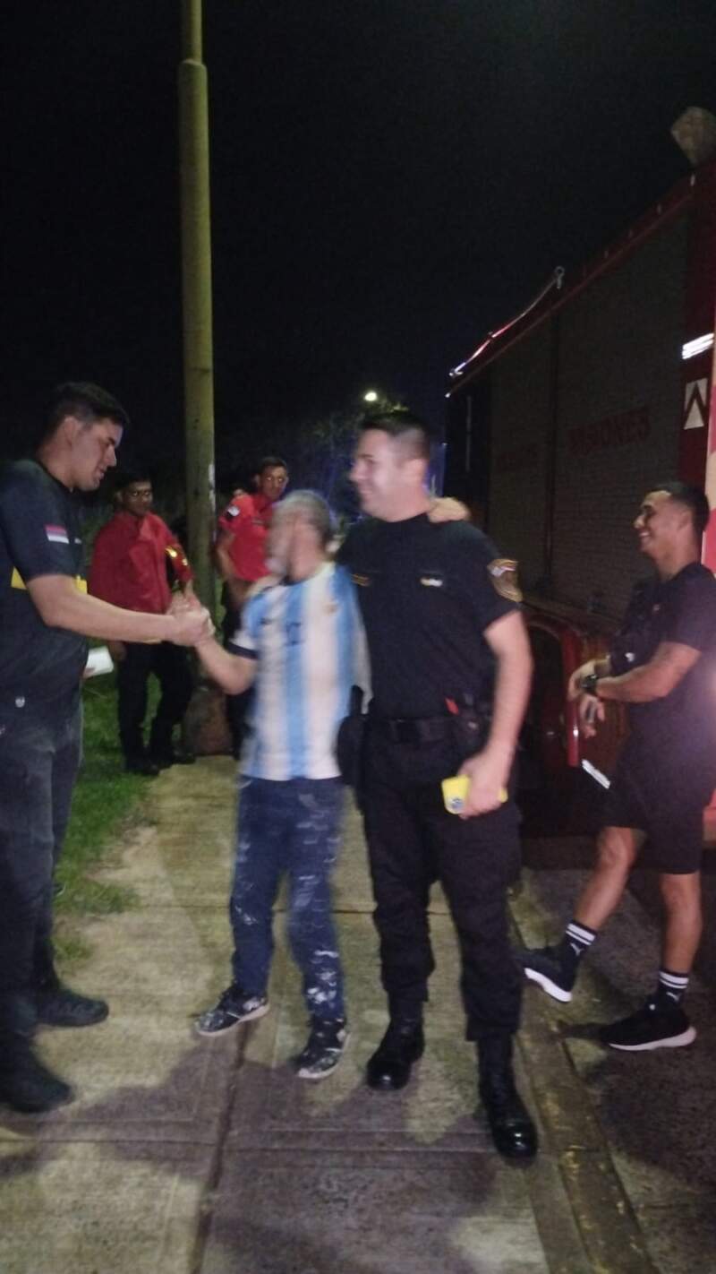 Dramático operativo policial en Posadas: evitaron que un hombre subido a un árbol atentara contra su vida imagen-4