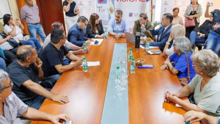 Gobierno provincial y gremios de Salud Pública acordaron aumentos salariales imagen-48