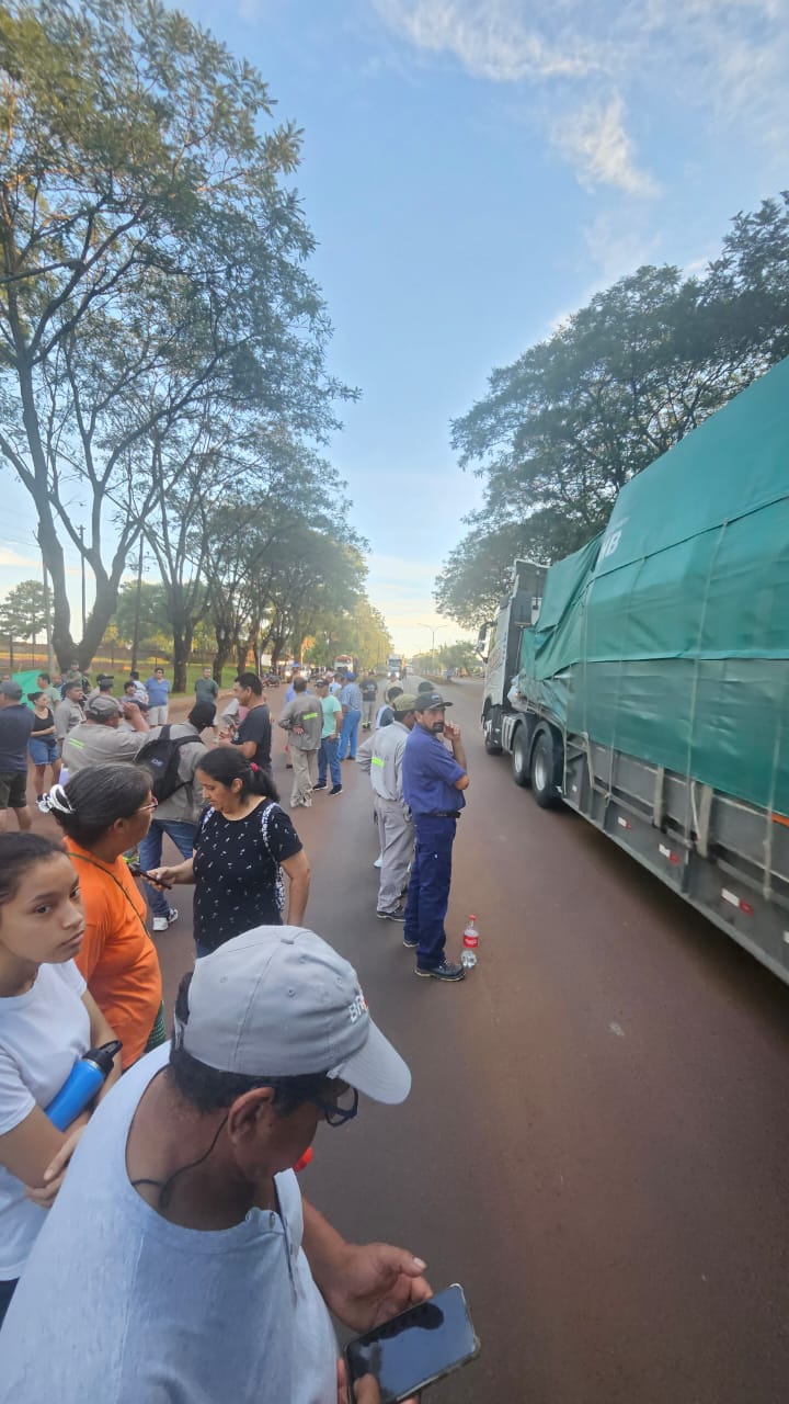 Corrientes: obreros de la forestal Tapebicuá seguirán protestas sobre la Ruta 14 imagen-8
