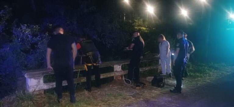 Complejo rescate en Garupá: policías extrajeron a un hombre de un barranco bajo el puente imagen-6