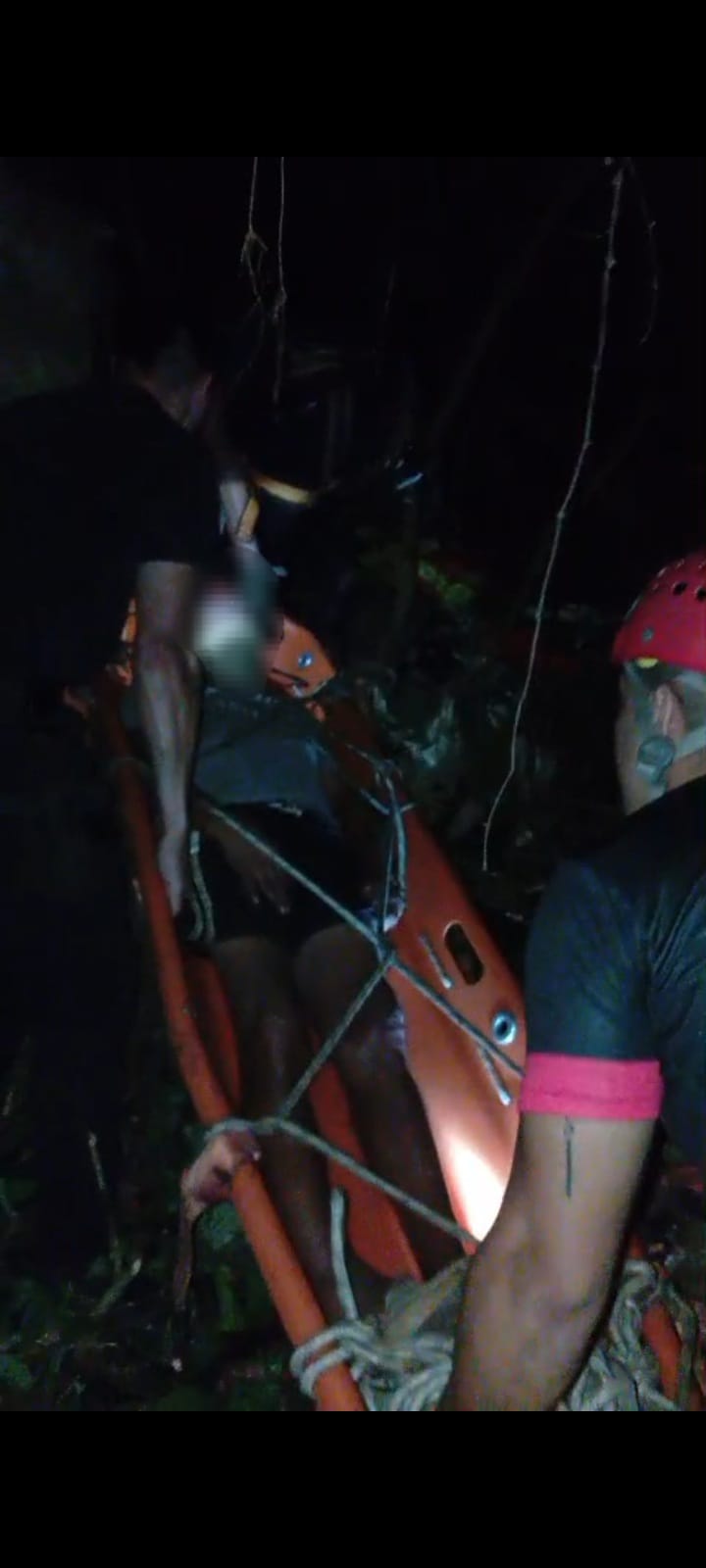 Complejo rescate en Garupá: policías extrajeron a un hombre de un barranco bajo el puente imagen-4