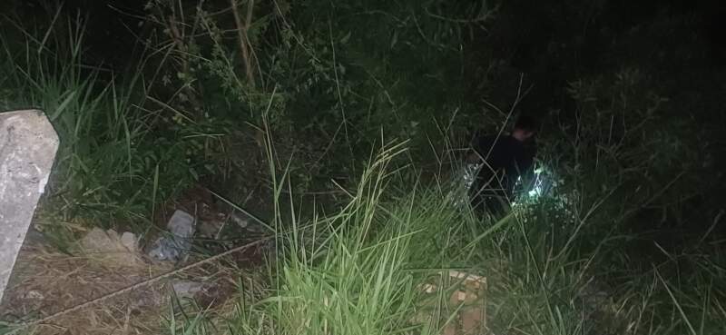 Complejo rescate en Garupá: policías extrajeron a un hombre de un barranco bajo el puente imagen-2