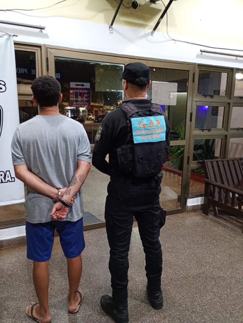 Tras una estafa en un restaurante, investigan a una mujer por otro hecho captado en cámaras en Posadas imagen-4