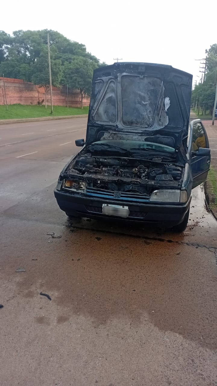 Bomberos sofocaron el incendio de un vehículo en la zona sur de Posadas imagen-6
