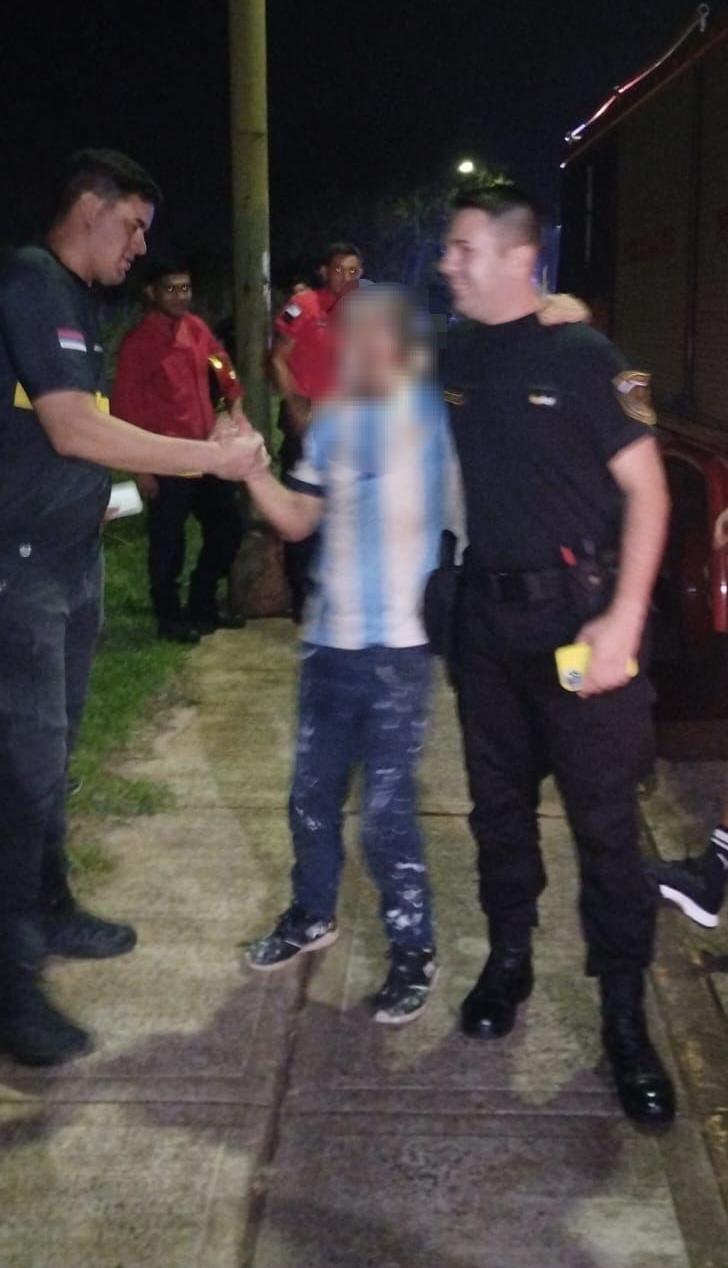 Dramático operativo policial en Posadas: evitaron que un hombre subido a un árbol atentara contra su vida imagen-8