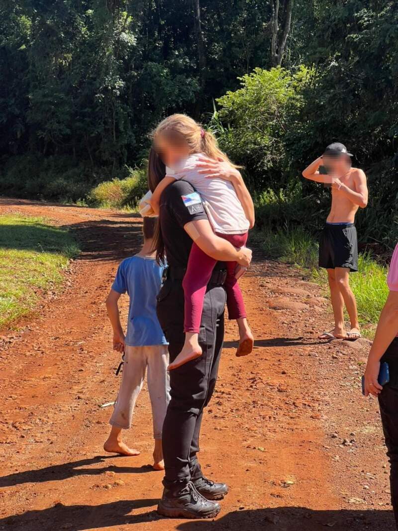 Tras casi dos horas de intensa búsqueda, la Policía halló a una niña de 5 años que se había perdido en 25 de Mayo imagen-7
