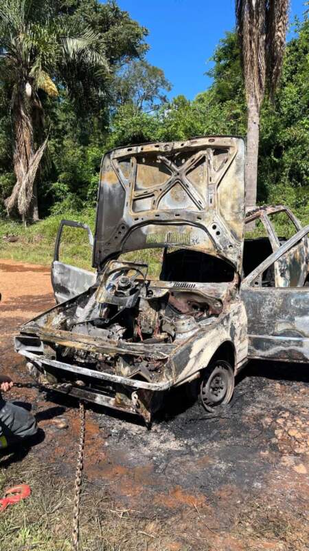 Un auto se incendió por completo tras un desperfecto mecánico en Jardín América Un auto se incendió por completo tras un desperfecto mecánico en Jardín América imagen-8