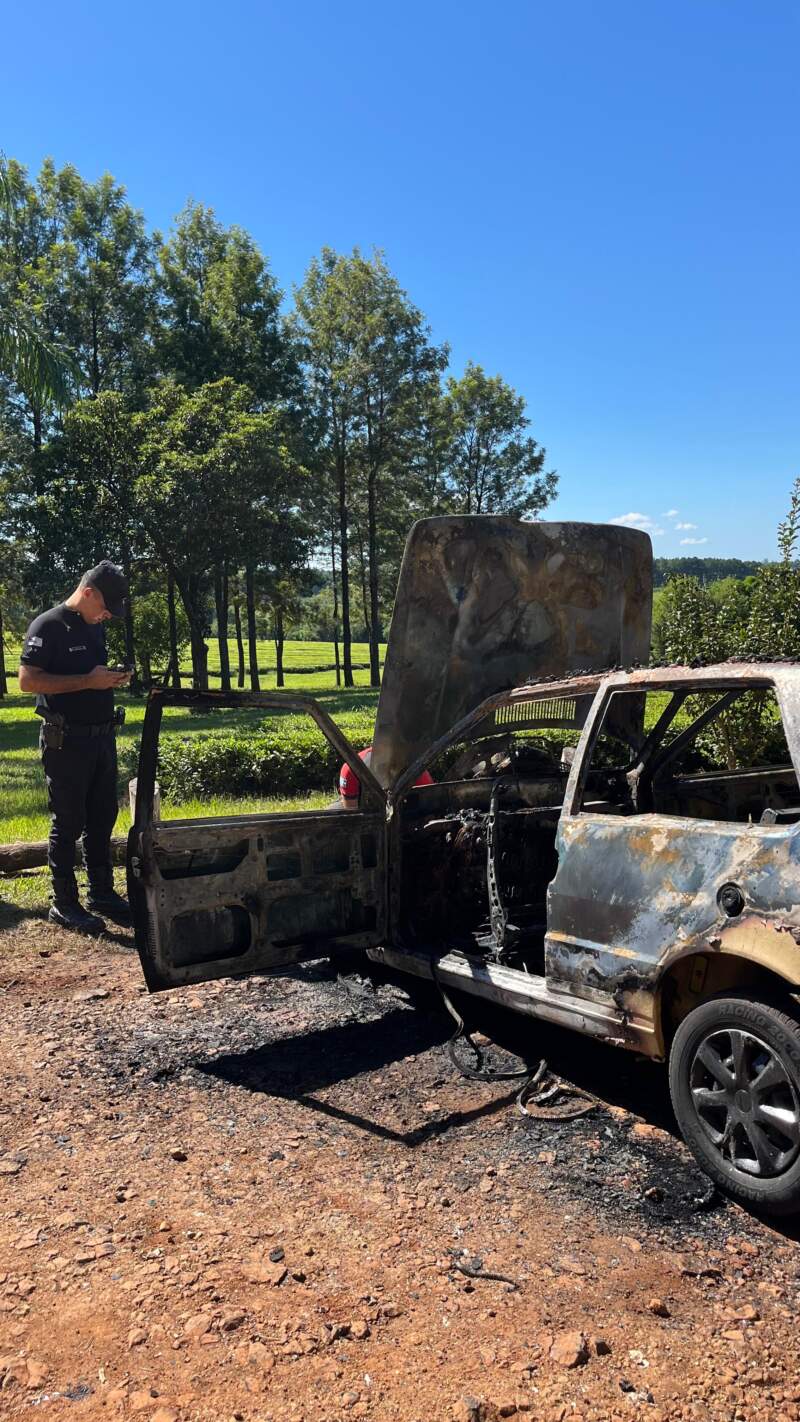 Un auto se incendió por completo tras un desperfecto mecánico en Jardín América 3 Un auto se incendió por completo tras un desperfecto mecánico en Jardín América imagen-2