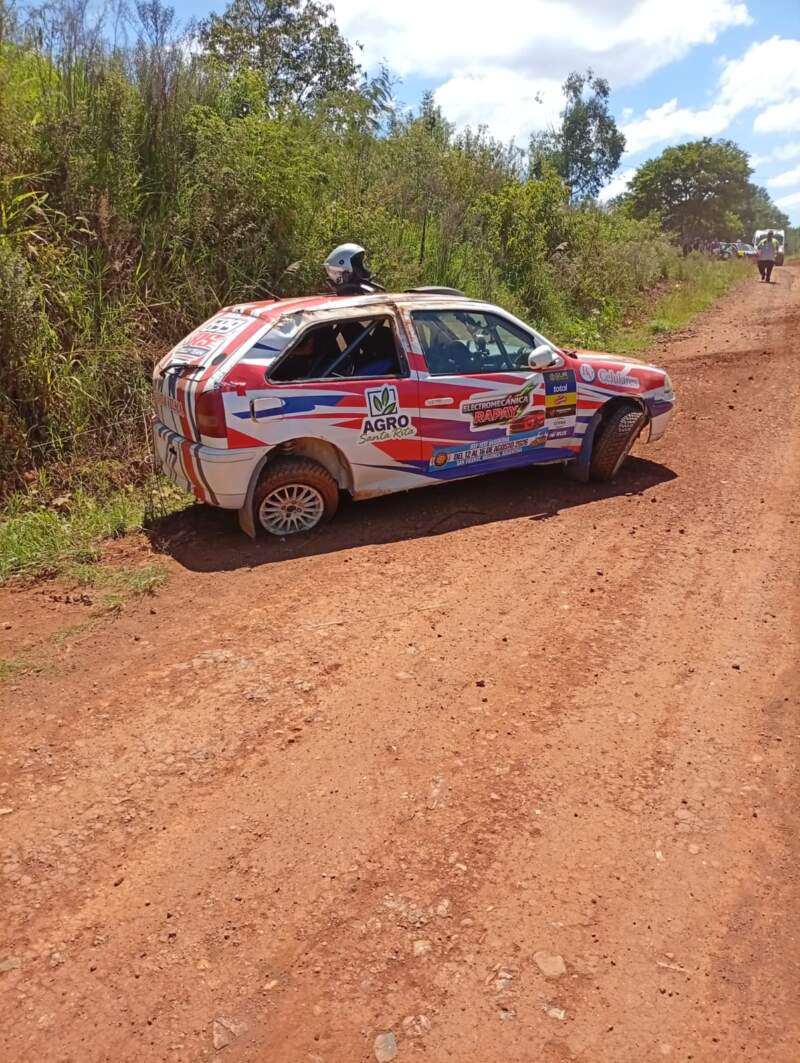 Dos autos del rally despistaron en un tramo terrado de El Soberbio imagen-2