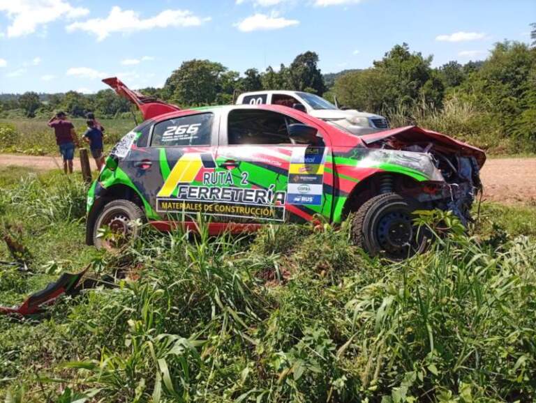 Dos autos del rally despistaron en un tramo terrado de El Soberbio imagen-16