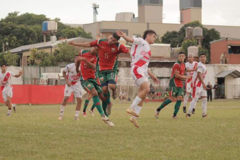 Fútbol: Brown goleó a Guaraní en el inicio de la Súper Liga Fútbol: Brown goleó a Guaraní en el inicio de la Súper Liga imagen-19