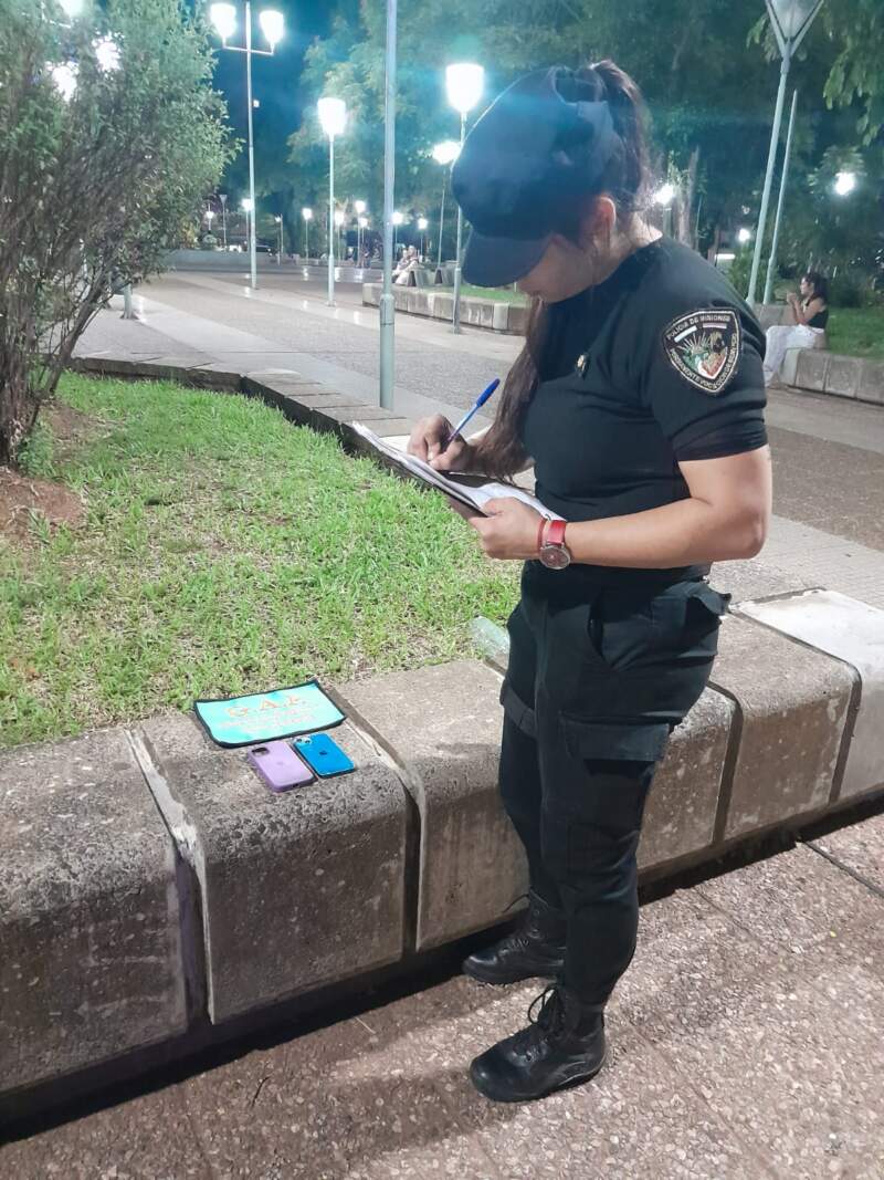 Robó un celular en un comercio y las cámaras del 911 la ubicaron cuando intentaba venderlo en una plaza imagen-4