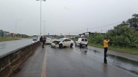 Despistó en la rotonda del Acceso Sur y terminó impactando contra el muro de la calzada imagen-5