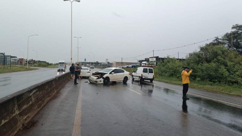 Despistó en la rotonda del Acceso Sur y terminó impactando contra el muro de la calzada imagen-53