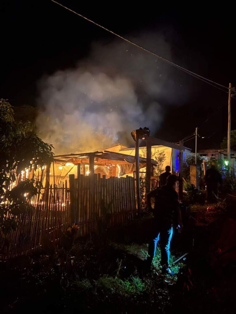 Incendio consumió por completo una vivienda en Gobernador Roca imagen-38