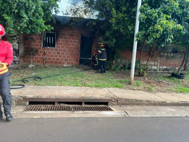 Investigan el incendio de un depósito en Posadas y buscan a un sospechoso imagen-2