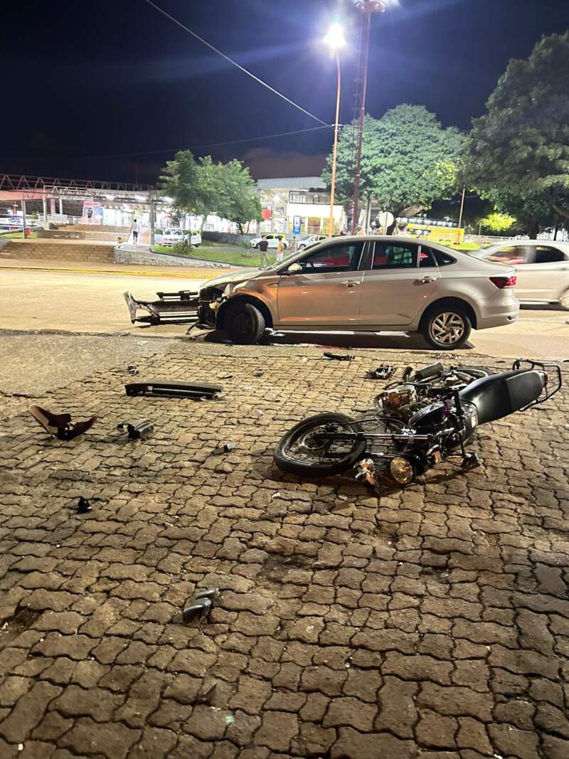 Colisión entre auto y motocicleta dejó un joven lesionado en Posadas imagen-2