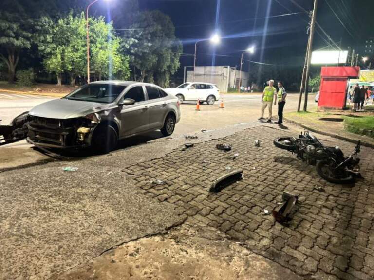 Colisión entre auto y motocicleta dejó un joven lesionado en Posadas imagen-49