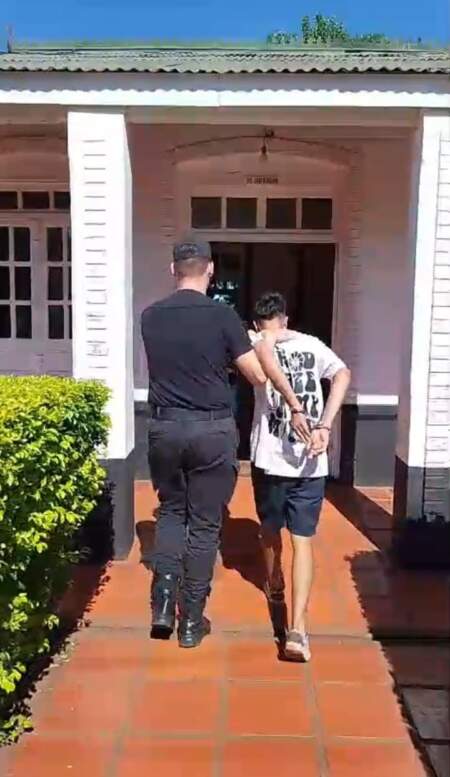 Posadeño prófugo de la Justicia intentaba cruzar nadando a Brasil y fue detenido por policías imagen-21