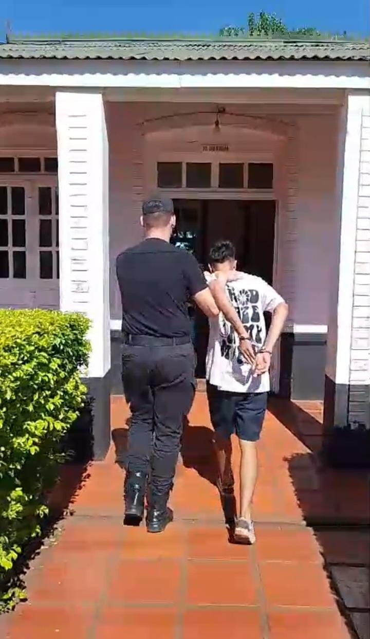 Posadeño prófugo de la Justicia intentaba cruzar nadando a Brasil y fue detenido por policías imagen-22