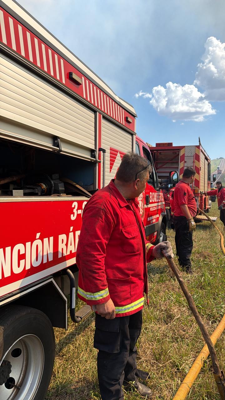 Incendio de grandes proporciones entre el acceso a Misiones y el hipódromo: intenso despliegue de Bomberos y apoyo aéreo 3 Incendio de grandes proporciones entre el acceso a Misiones y el hipódromo: intenso despliegue de Bomberos y apoyo aéreo imagen-2