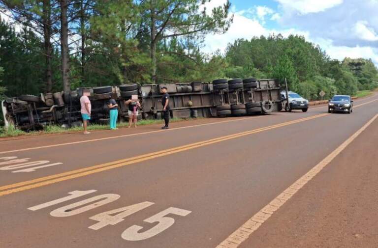 Volcó un camión cargado con peras sobre la Ruta 14: no hubo heridos imagen-28