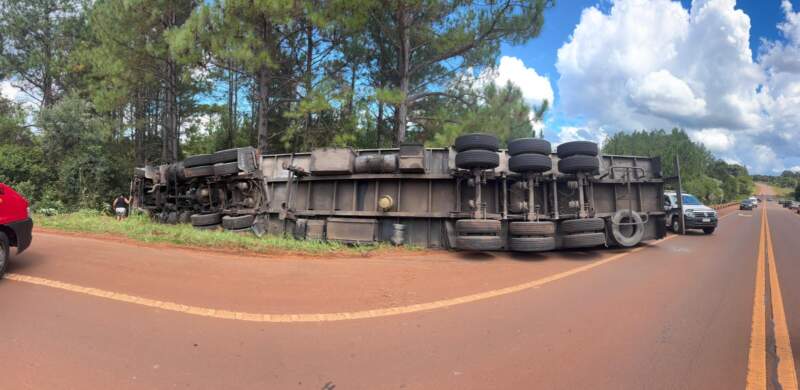 Volcó un camión cargado con peras sobre la Ruta 14: no hubo heridos imagen-2
