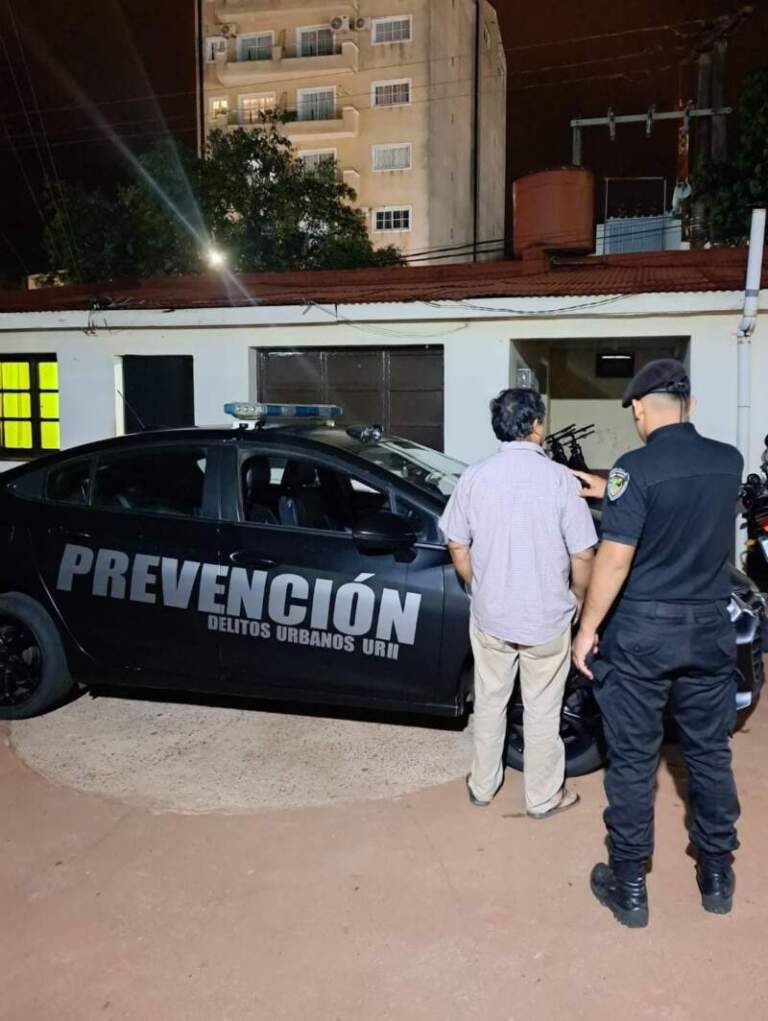 Iba conduciendo ebrio, embistió vehículos estacionados y fue detenido tras un operativo en Oberá imagen-11
