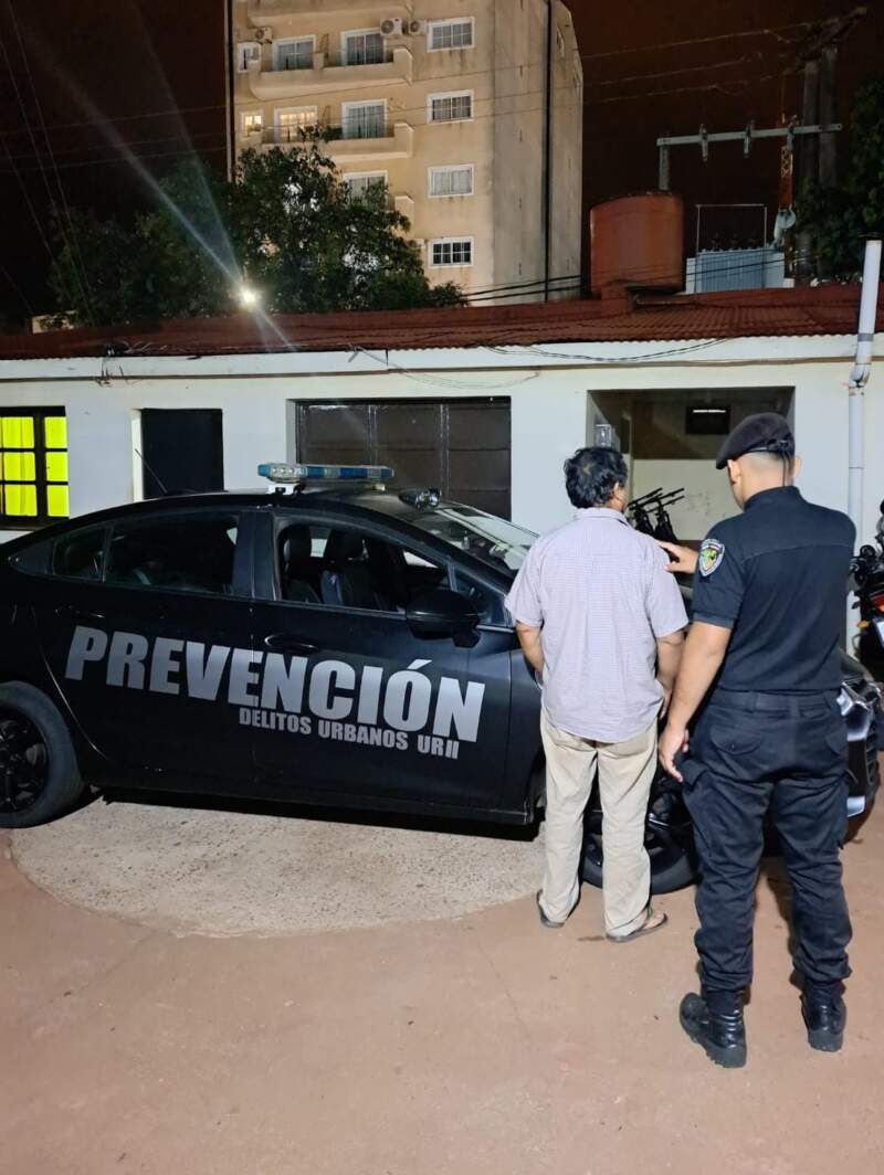 Iba conduciendo ebrio, embistió vehículos estacionados y fue detenido tras un operativo en Oberá imagen-12