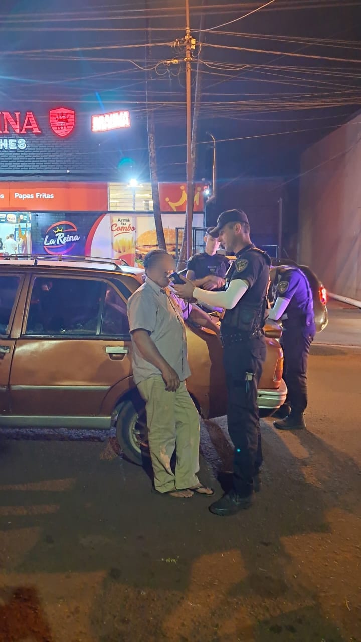 Iba conduciendo ebrio, embistió vehículos estacionados y fue detenido tras un operativo en Oberá imagen-2