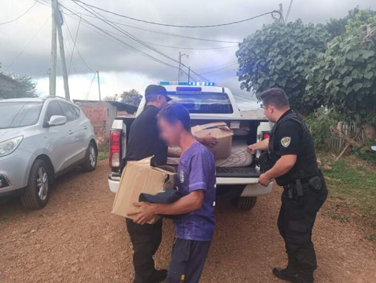 Policías organizaron una colecta y asistieron a una familia que perdió todo tras un incendio imagen-10