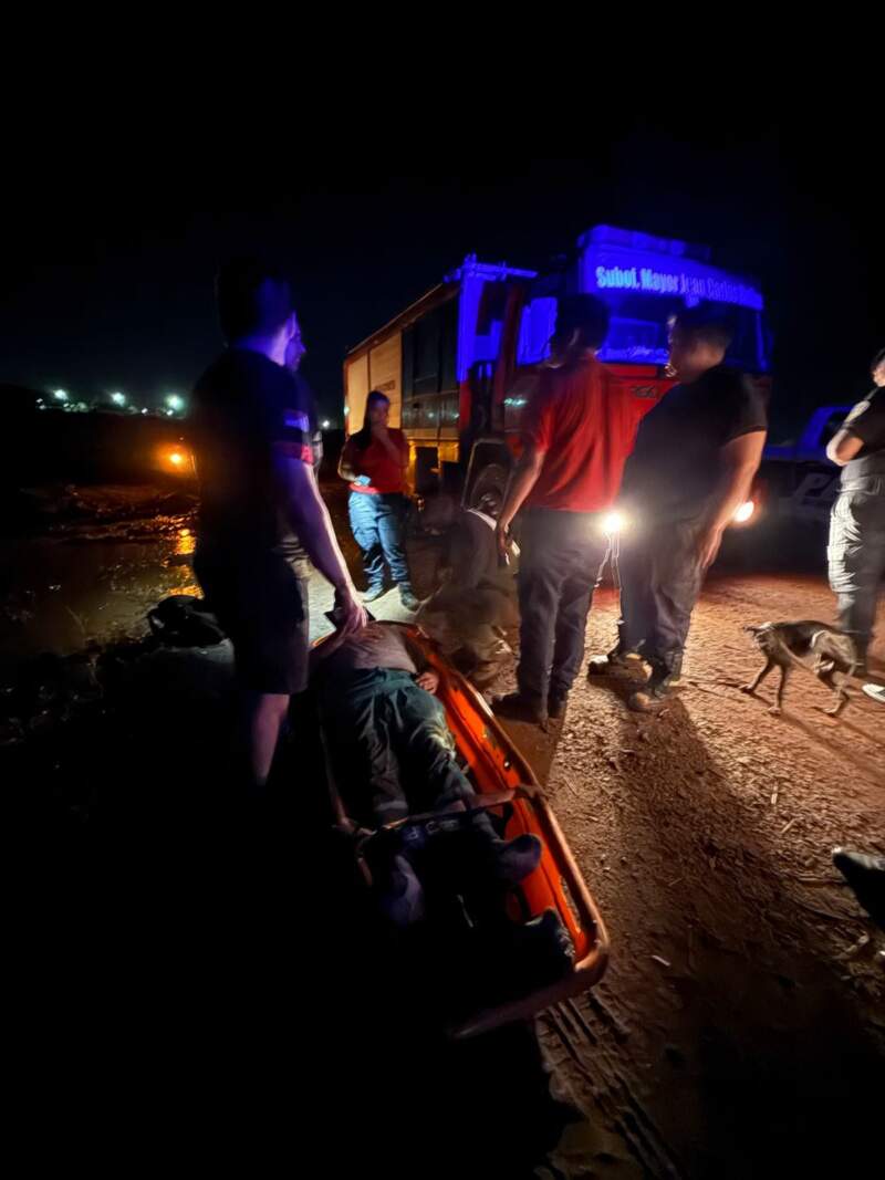 Bomberos de la Policía rescataron a un trabajador que cayó a un pozo mientras combatía un incendio imagen-2