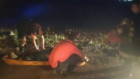 Bomberos de la Policía rescataron a un trabajador que cayó a un pozo mientras combatía un incendio imagen-11