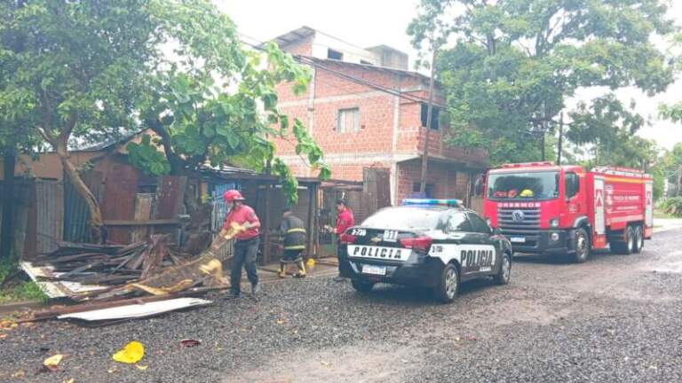 Una familia quedó afectada tras la inundación de su vivienda durante la tormenta en Posadas imagen-39