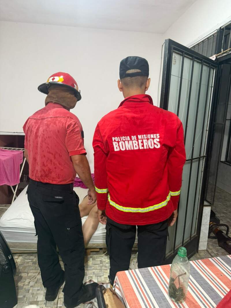 Policías rescatan a una mujer en estado crítico tras ingresar de urgencia a su departamento en Posadas imagen-4