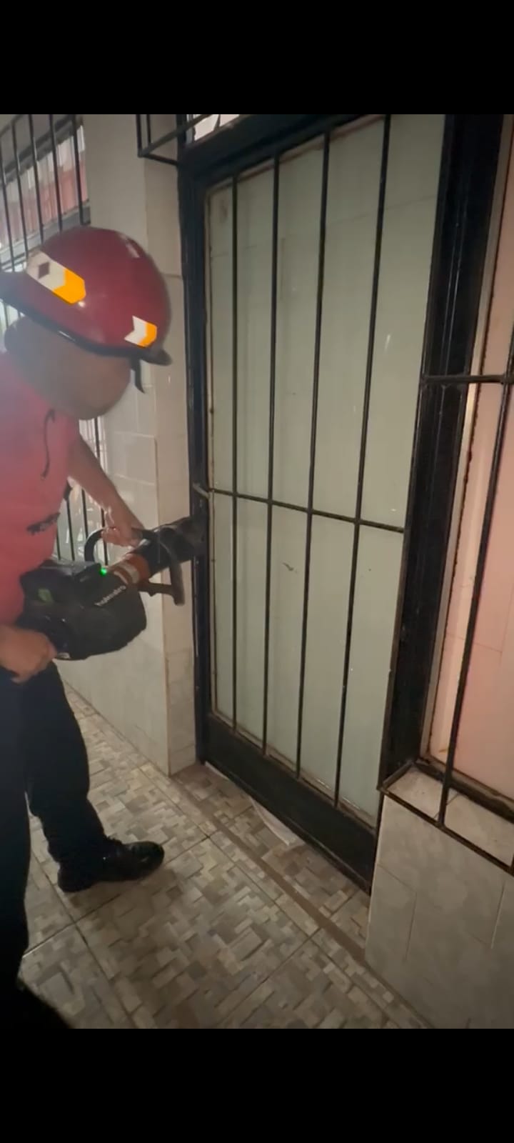 Policías rescatan a una mujer en estado crítico tras ingresar de urgencia a su departamento en Posadas imagen-2