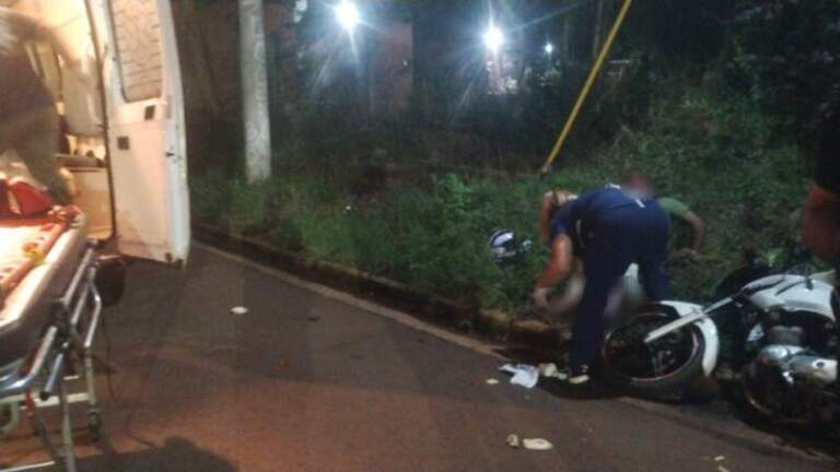 Siniestro vial entre un auto y una moto dejó un hombre con lesiones graves en Posadas imagen-15