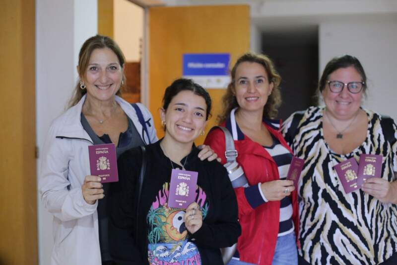 Más de 900 personas realizaron trámites en la misión consular de España en Posadas imagen-8