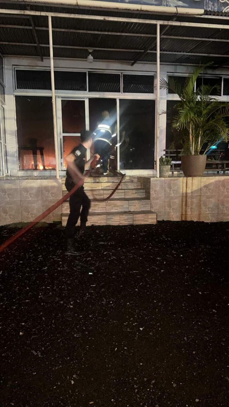 Investigan el presunto robo y posterior incendio a una funeraria de El Soberbio imagen-31